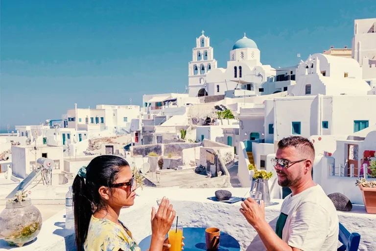 pyrgos-santorini-grecia-terraza-en-pareja-con-vista-a-las-iglesias