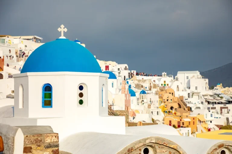 santorini-grecia-en-una-escala-de-crucero-cupula-azul-oia