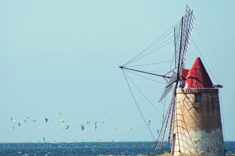 molino-de-viento-en-las-salinas-de-trapani-sicilia