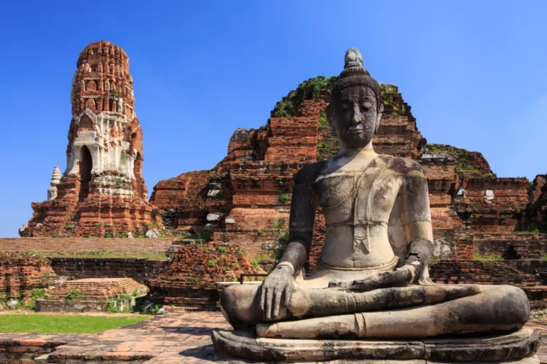 buda antiguo en wat mahathat ayutthaya excursion en crucero por tailandia Qué hacer en Bangkok Tailandia en unas vacaciones en crucero: Las mejores actividades y lugares para visitar