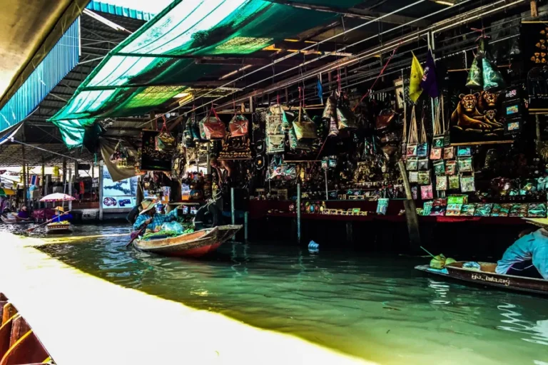 compras en mercado flotante de bangkok en excursion de crucero Qué hacer en Bangkok Tailandia en unas vacaciones en crucero: Las mejores actividades y lugares para visitar