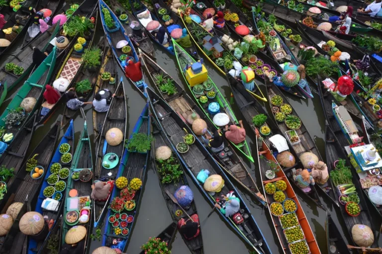 mercado flotante vista aerea en excursion de crucero por tailandia Qué hacer en Bangkok Tailandia en unas vacaciones en crucero: Las mejores actividades y lugares para visitar