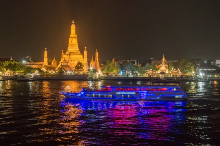 templo-iluminado-en-bangkok-paseo-nocturno-en-crucero